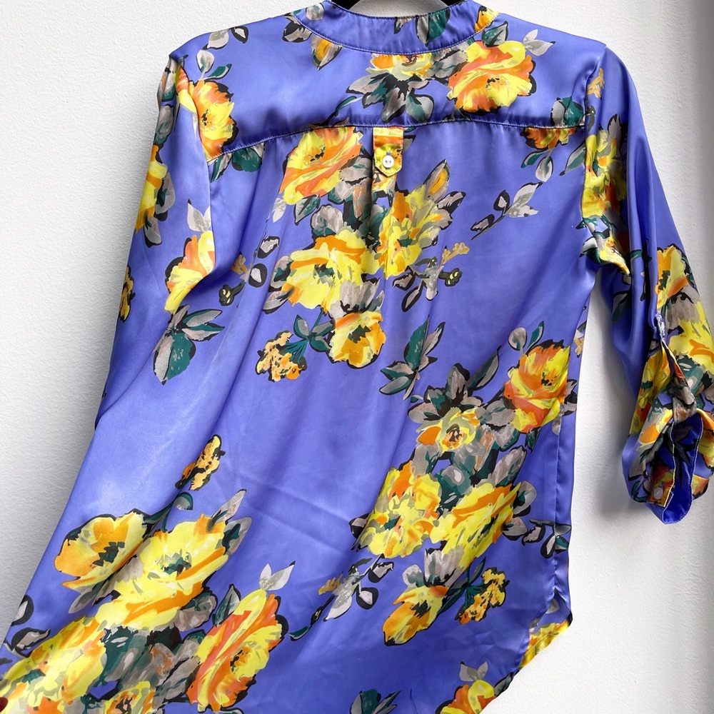 NWOT beautiful light purple with yellow flowers floral satin blouse - Picture 3 of 4